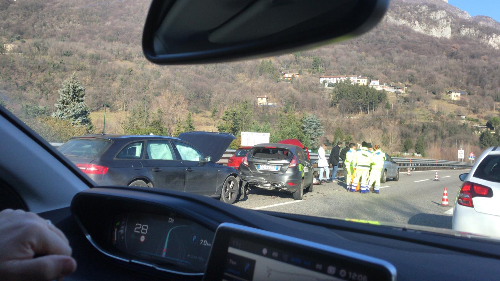 Ss Incidente A Civate Diverse Le Auto Coinvolte Disagi In